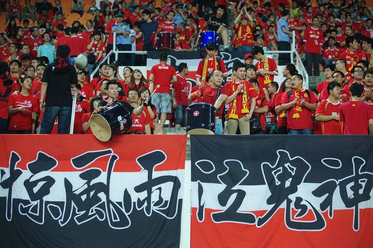 关于强队大比分获胜，毫无悬念进军八强的信息