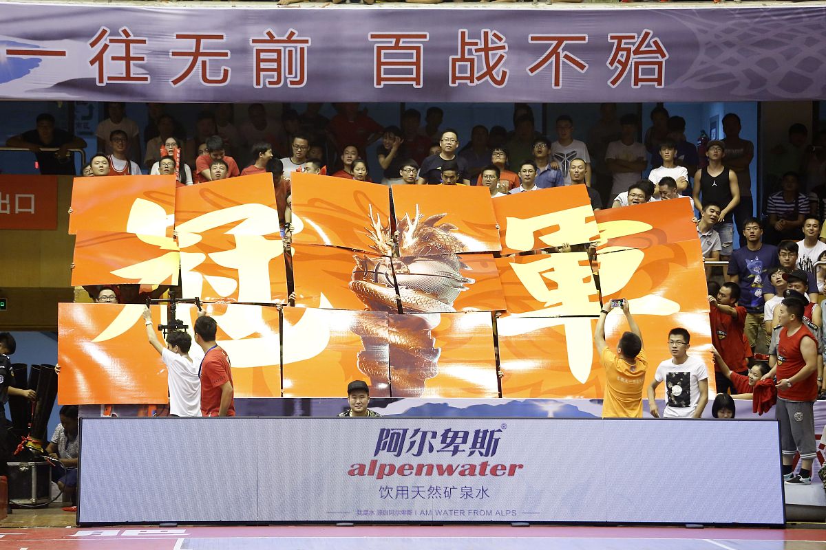 九游娱乐官网入口-包含热血搏杀：球员拼尽全力，迎来胜利曙光的词条