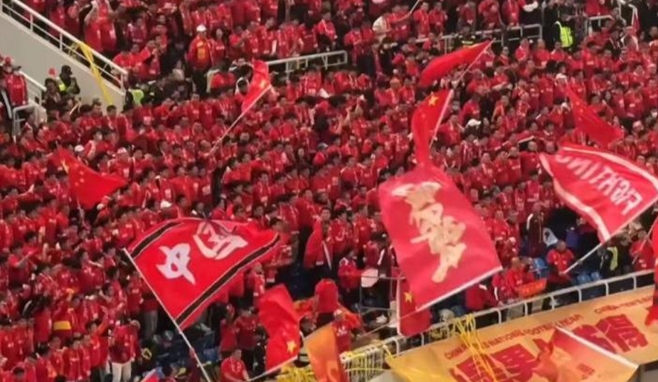 关于热门足球赛事精彩频出，球迷欢呼雀跃的信息