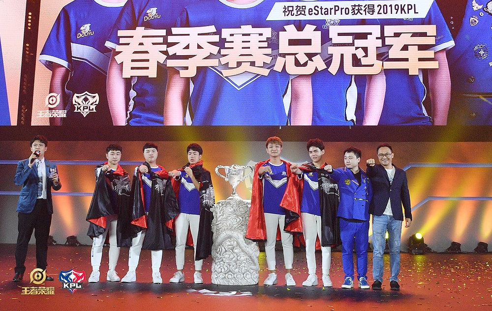 神话传承：中国女足勇攀高峰，夺得荣耀