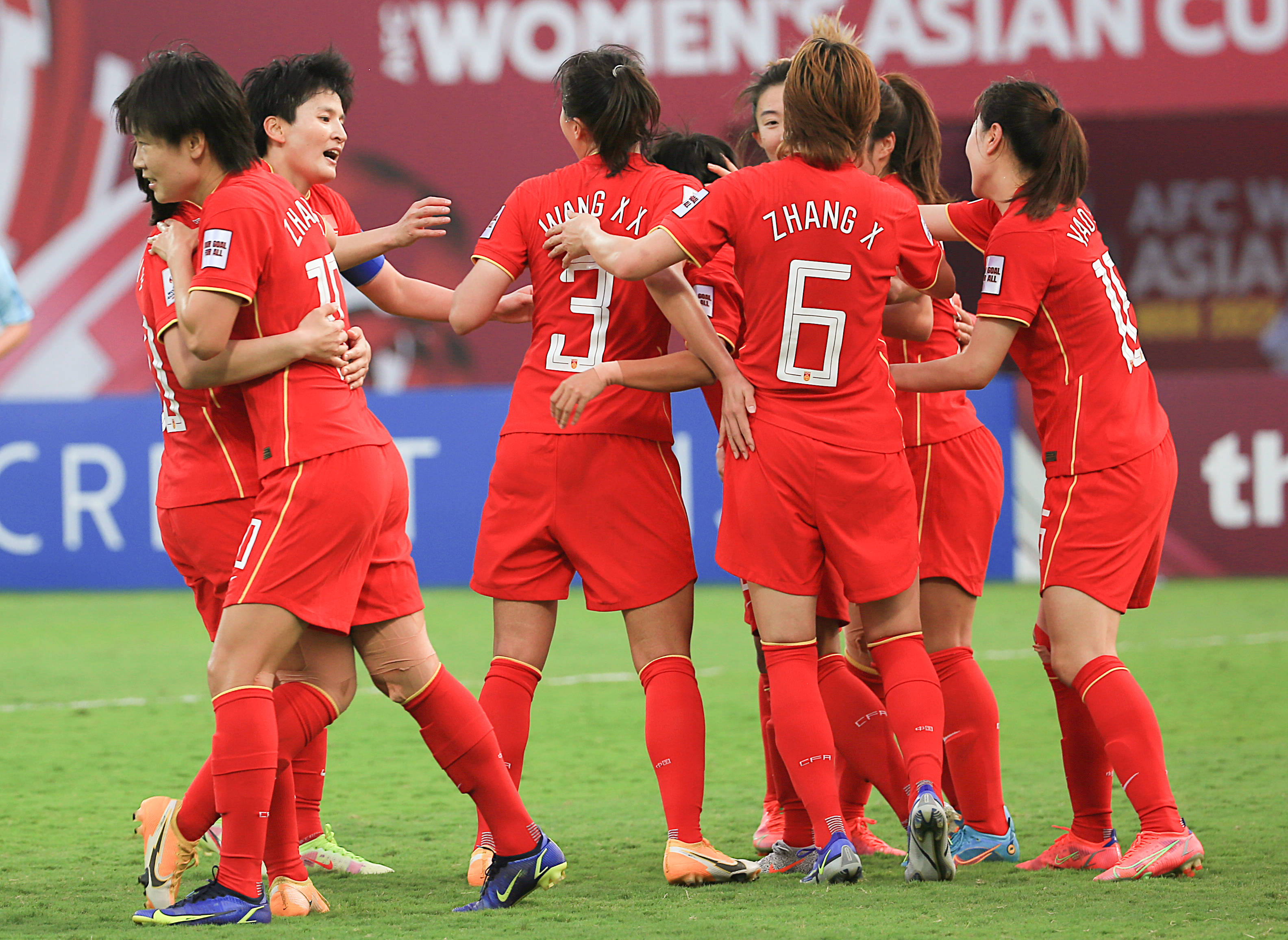 九游娱乐官方平台-国际足球界女运动员斩获赛场胜利