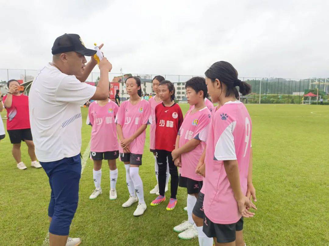 国际足球界女运动员斩获赛场胜利